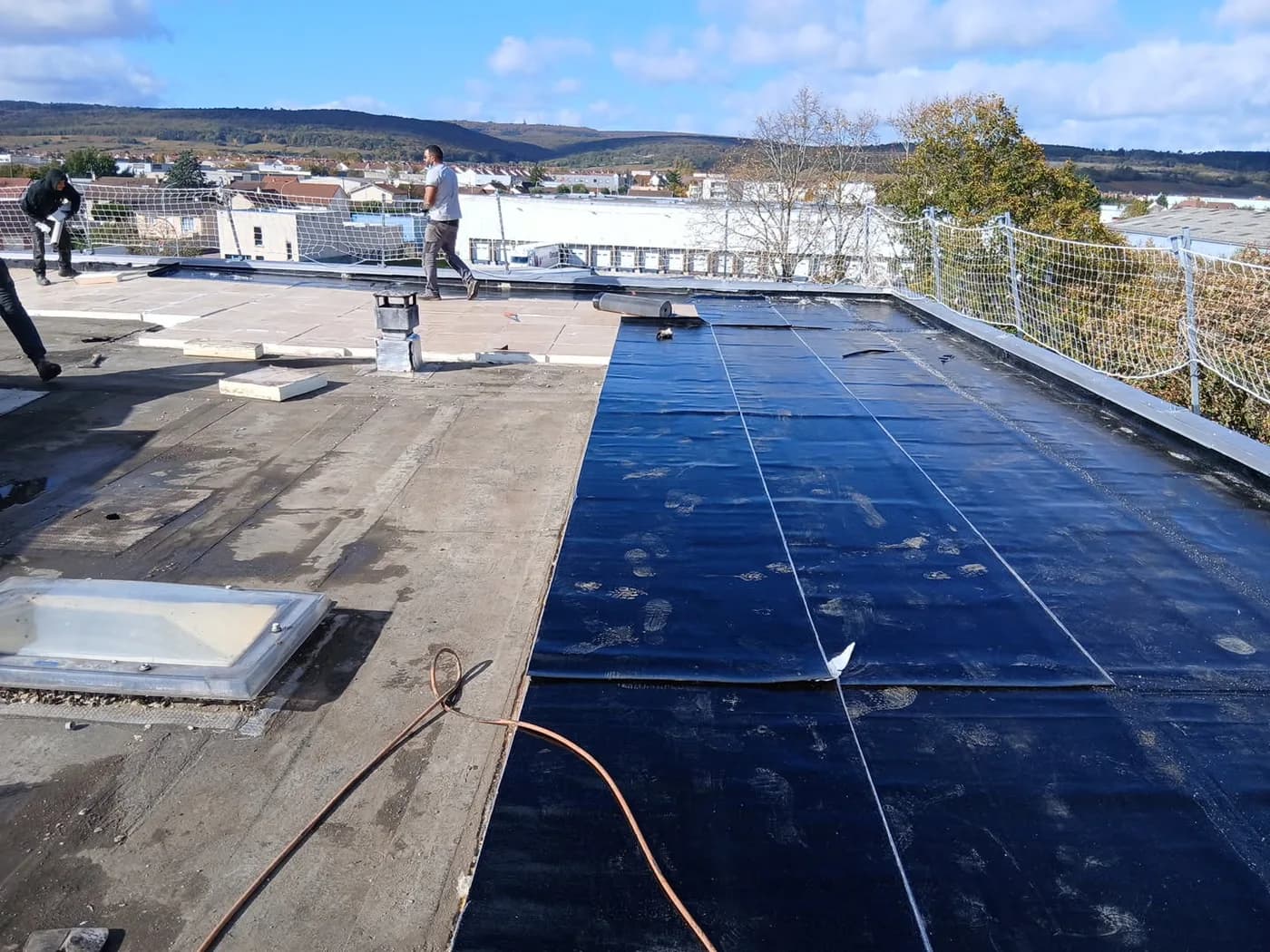 Travaux d’étanchéité sur un toit-terrasse d’immeuble