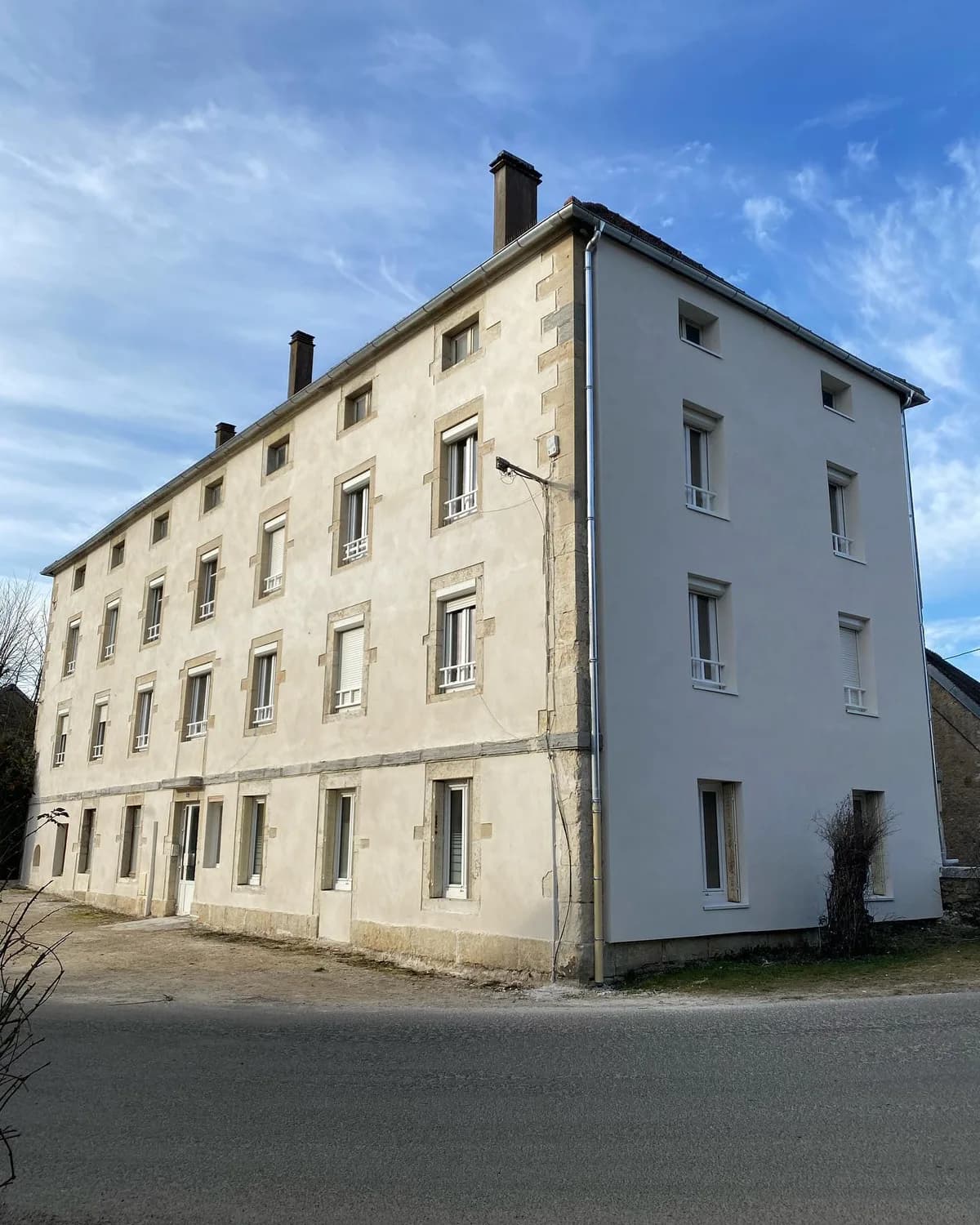 Le même immeuble après rénovation de la façade, avec un enduit clair