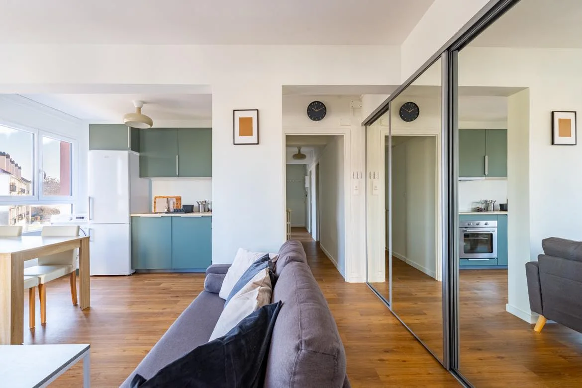 Pièce de vie aménagée avec cuisine et rangements