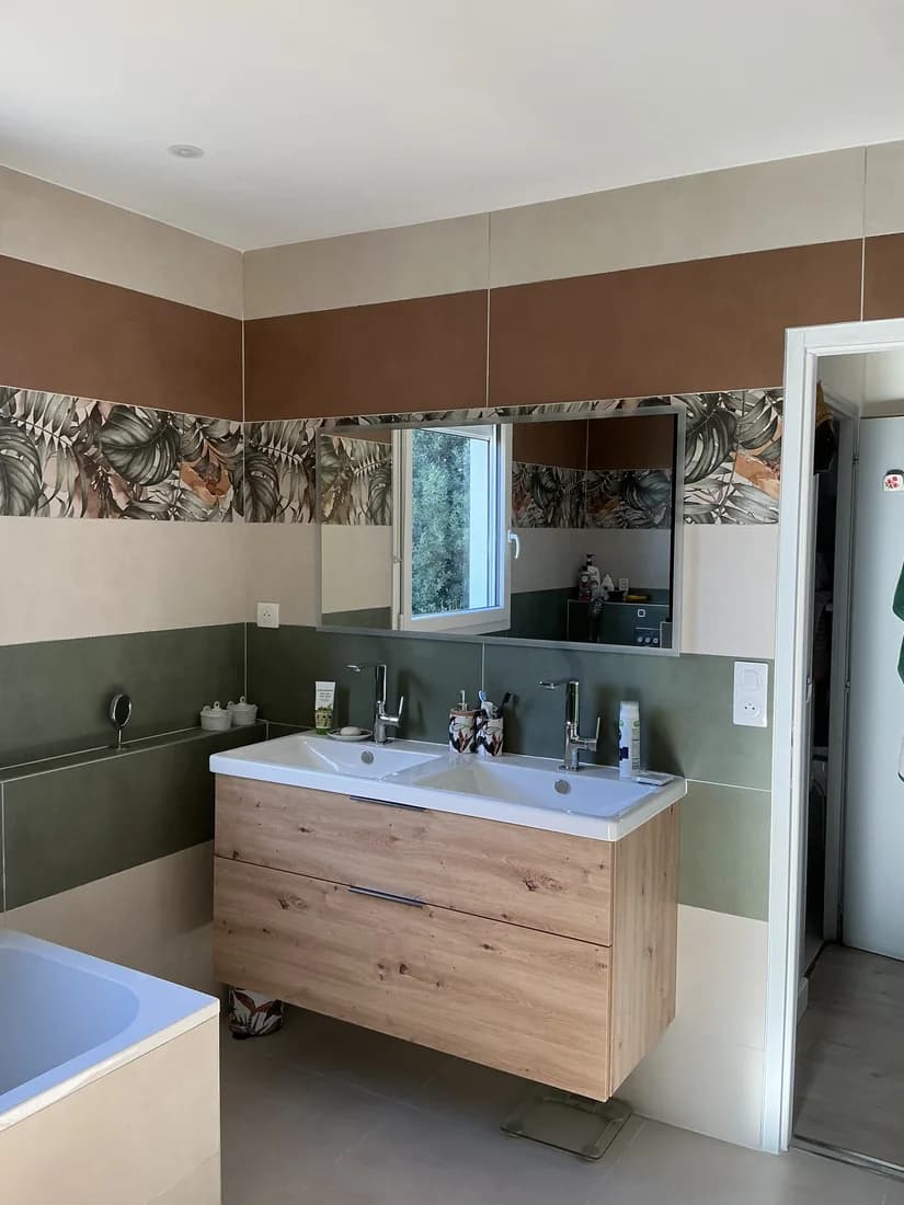 Meuble vasque et finitions dans une salle de bain rénovée